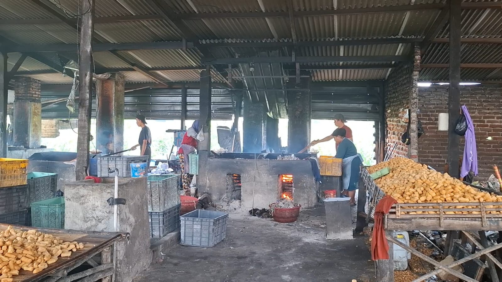 LINGKUNGAN: Bahan bakar sampah plastik digunakan para pengusaha tahu di Tropodo. (M SAIFUL ROHMAN/RADAR SIDOARJO)