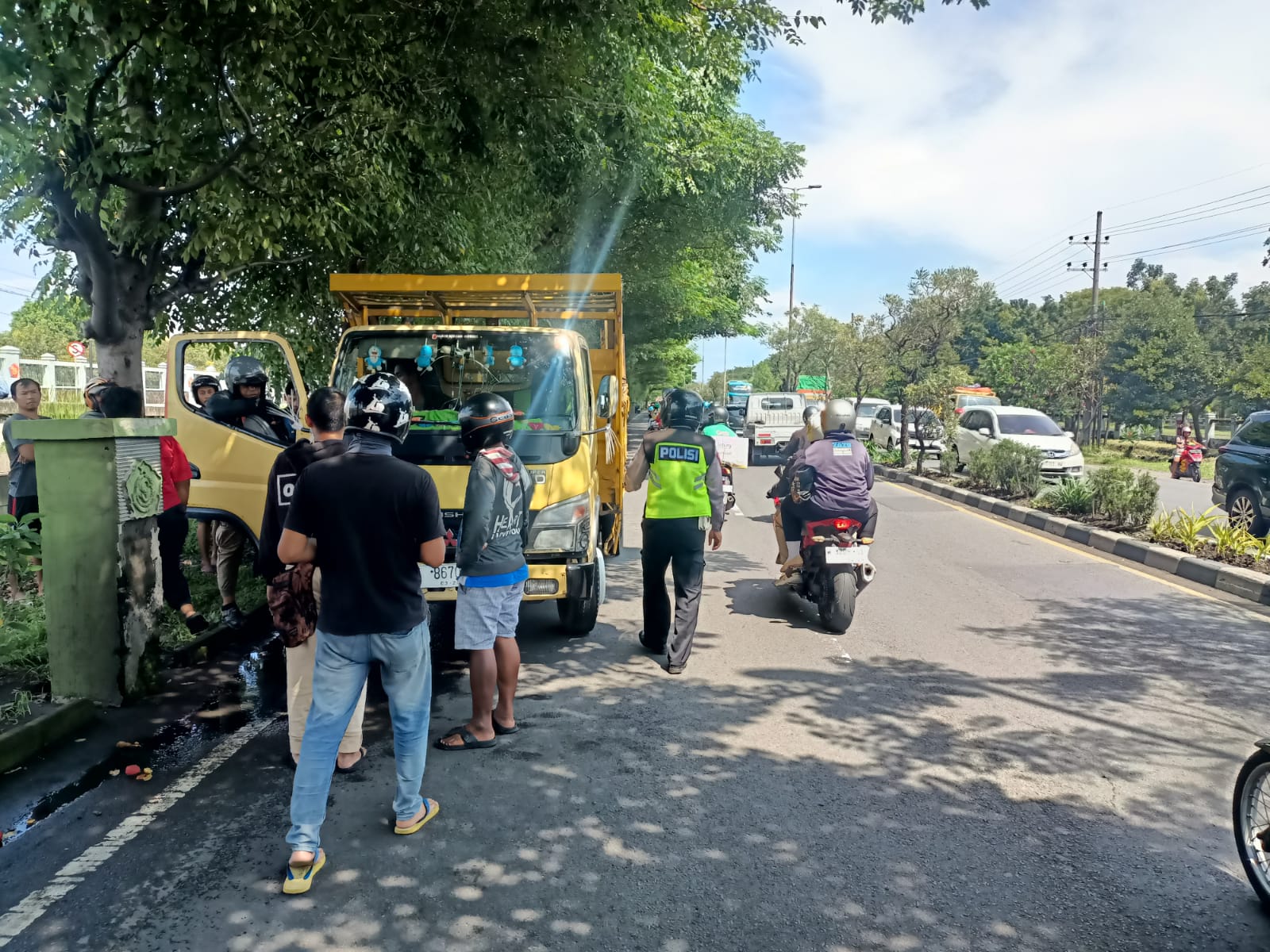 JALUR BERLAWANAN : Kondisi truk usai hantam tiga kendaraan yaitu dua mobil dan satu motor di Jalan Raya Gedangan, Sidoarjo, Jumat (16/5). (IST/RADAR SIDOARJO)