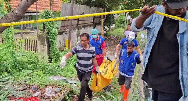 NAHAS: Mayat pria mengapung di sungai dekat pabrik gula Candi dievakuasi, Jumat (16/5).