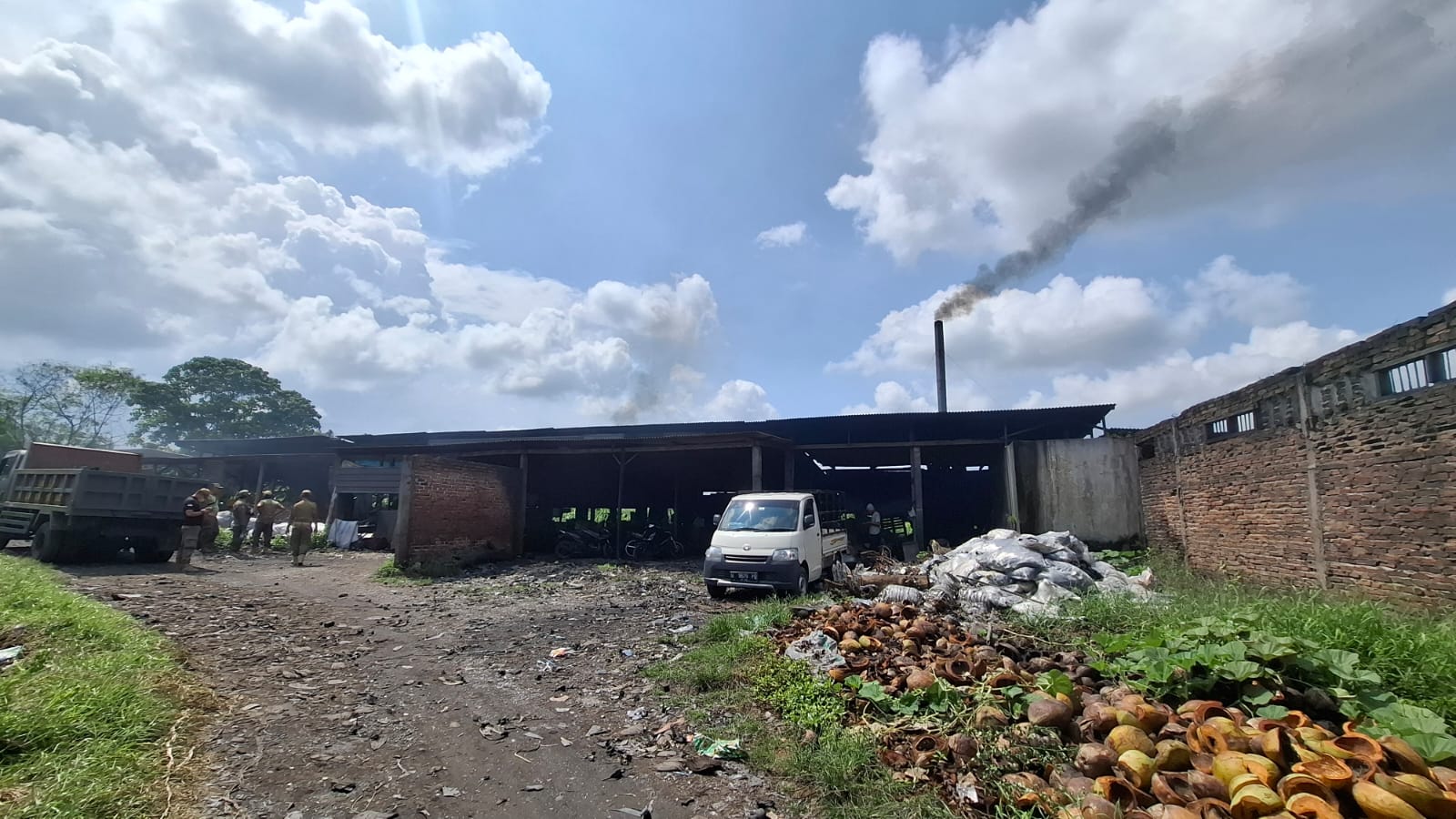 PENCEMARAN: Kepulan asap yang keluar dari cerobong pabrik tahu Desa Tropodo. (M SAIFUL ROHMAN/RADAR SIDOARJO)