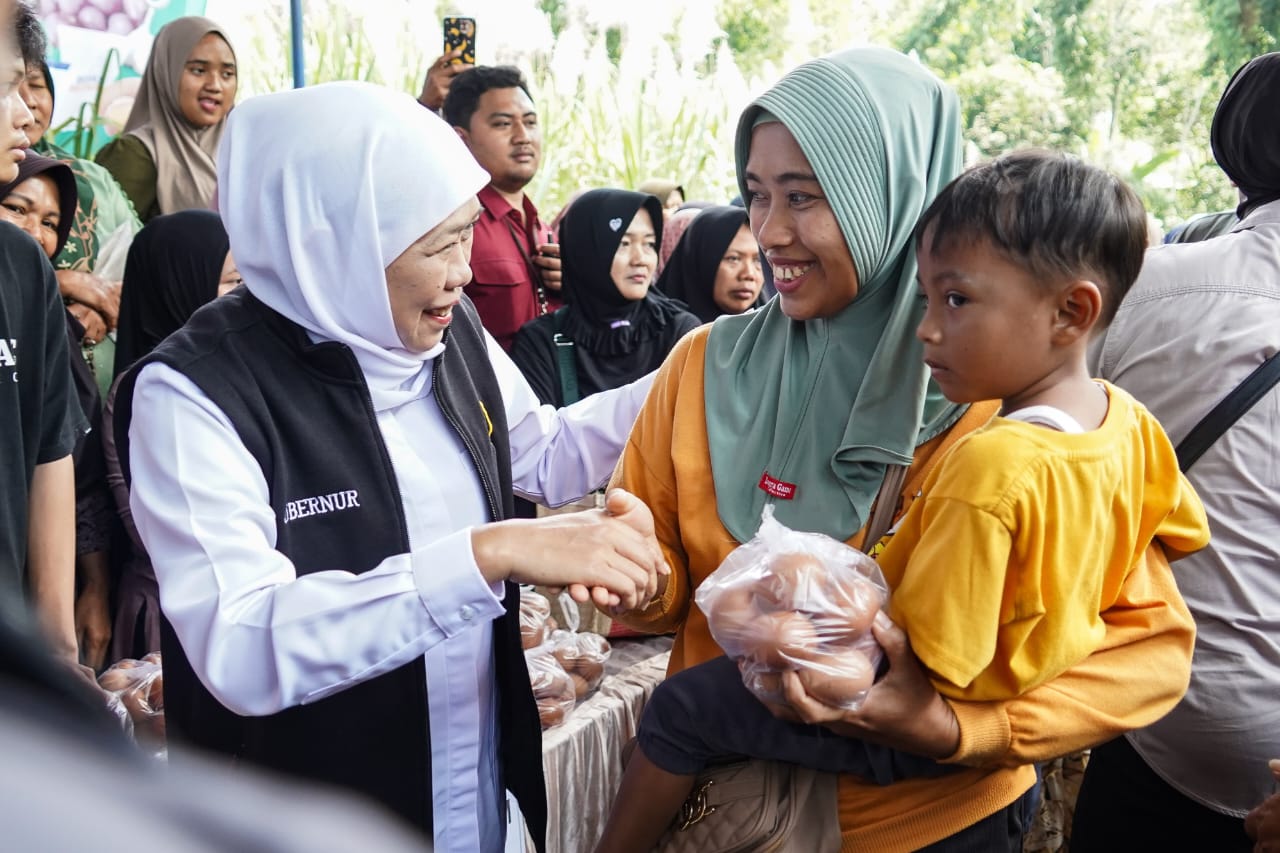 KERJA NYATA: Gubernur Jatim Khofifah Indar Parawansa saat bertemu dengan warga.