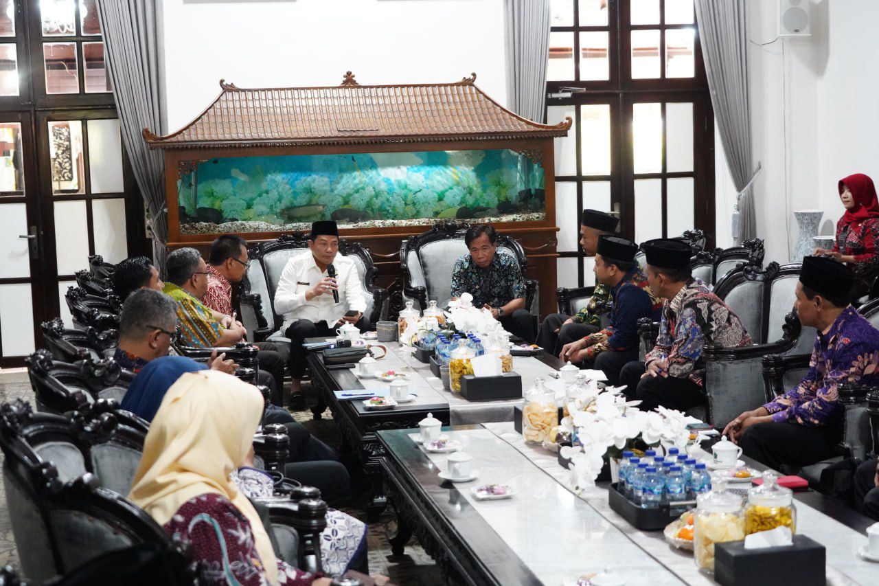 DIFASILITASI: Perwakilan Musyawarah Kerja Kepala Sekolah (MKKS) swasta mulai jenjang SD/MI, SMP/MTs sampai SMA/MA mendatangi Bupati Sidoarjo Subandi di Pendapa Delta Wibawa, Jumat, (16/5).