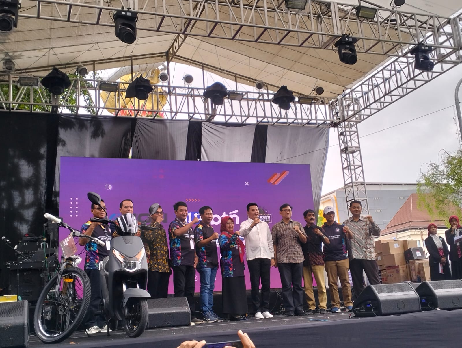 FOTO BERSAMA: Guru SMK Antartika bersama Bupati Sidoarjo Subandi dan para pejabat pemerintah  serta undangan kegiatan Antarika Fair 2025. (ANAS/RADAR SIDOARJO)