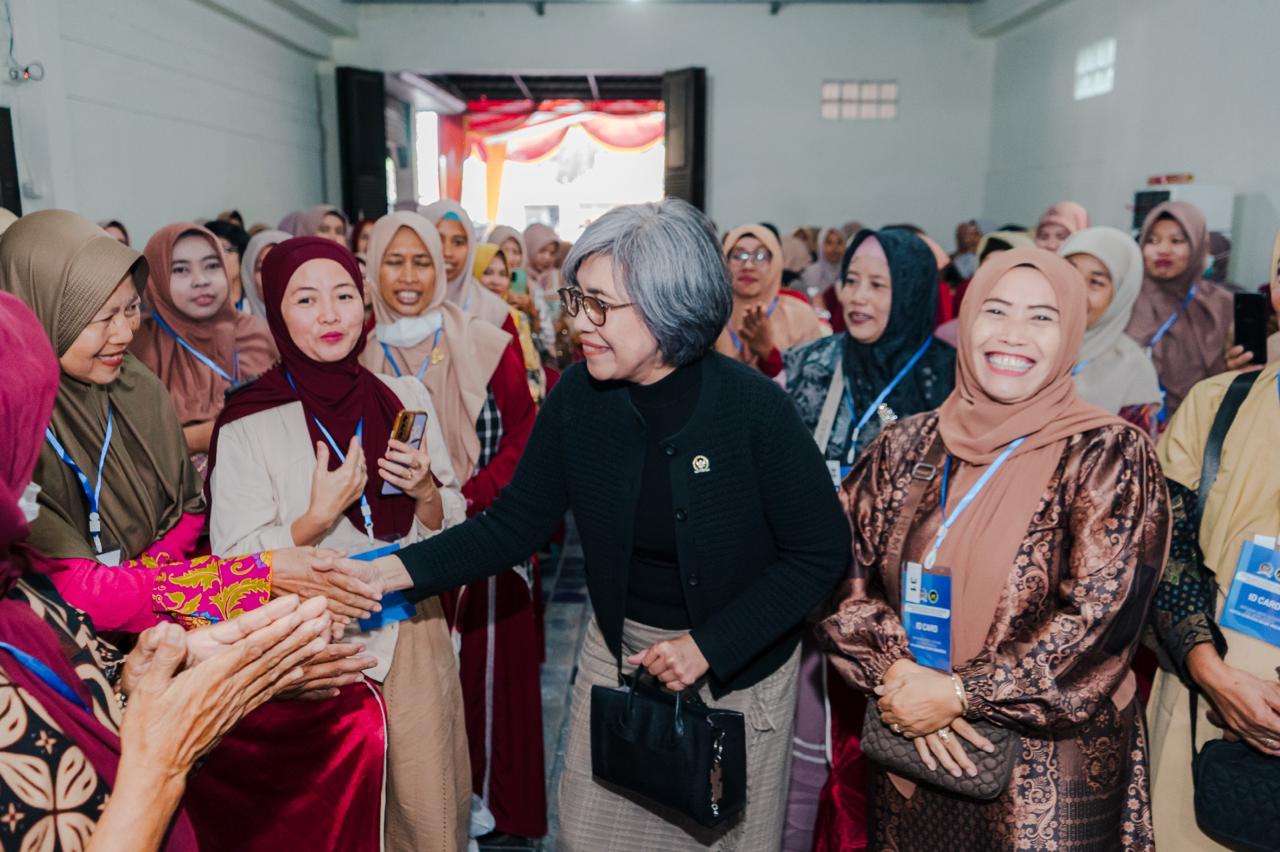 BERMANFAAT: Anggota Komisi IX DPR RI Indah Kurniawati saat menghadiri sosialisasi program Makan Bergizi Gratis oleh Badan Gizi Nasional di Desa Kedinding, Tarik, Sidoarjo.&nbsp;