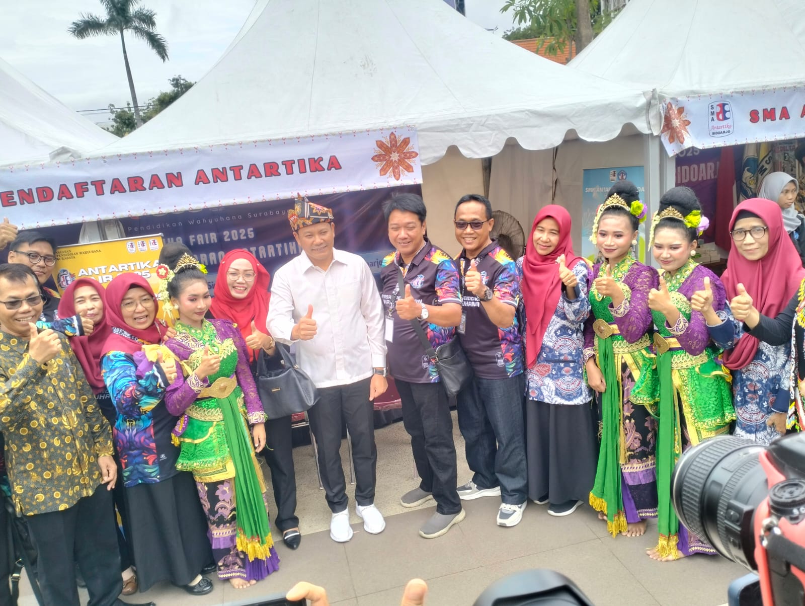 SINERGIS: Foto para guru SMK Antartika bersama dengan Bupati Sidoarjo Subandi. (ANAS/RADAR SIDOARJO)