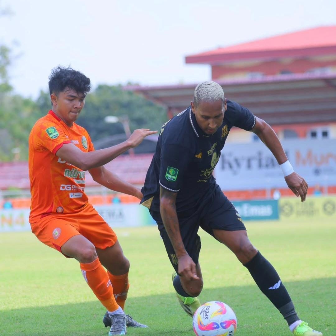 BELUM JELAS: Pemain Deltras Sidoarjo, Artur Vieira (kanan) di Liga musim 2024/2025. (IST)