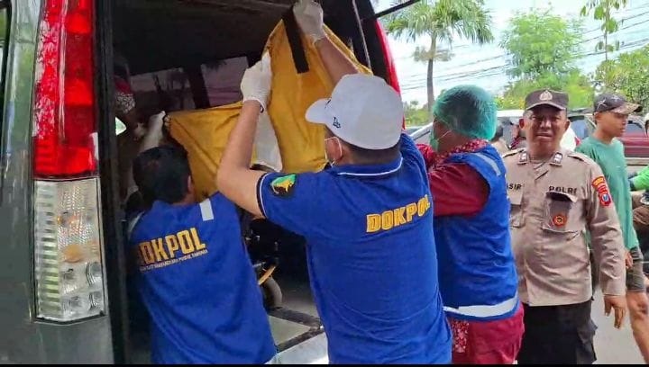 EVAKUASI: Polisi berhasil mengungkap identitas mayat di Sungai Kanal, Candi. (IST)