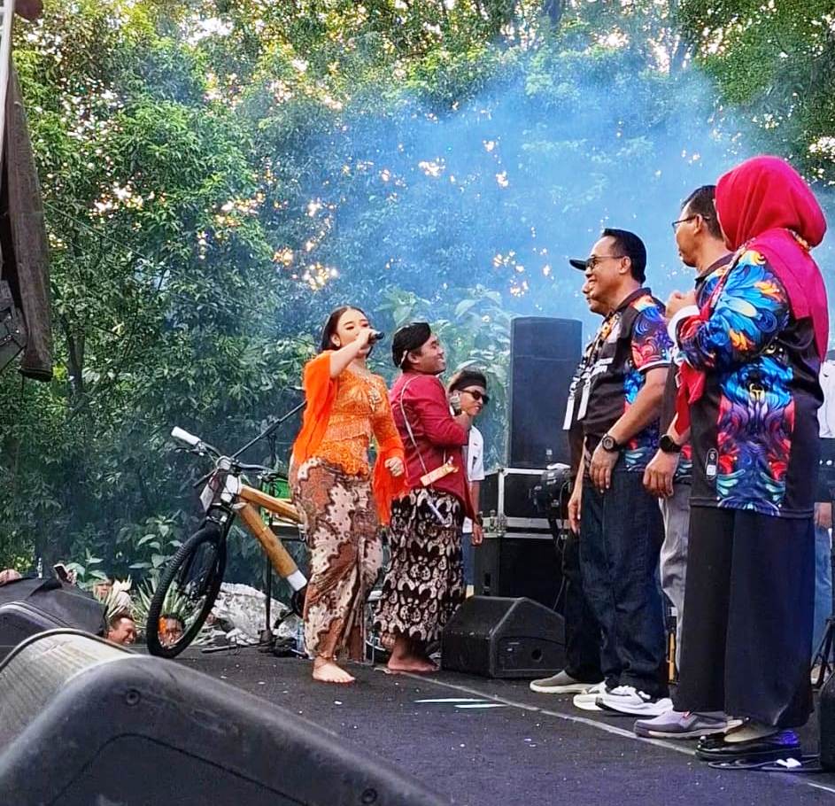 MENGHIBUR: Bintang tamu Niken Salindri saat tampil acara Antartika Fair 2025. (ANAS/RADAR SIDOARJO)