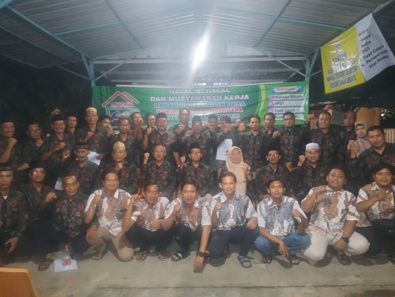 KOMPAK: Foto bersama Pengurus BUMDes Trosobo Sejahtera. (ANAS/RADAR SIDOARJO)