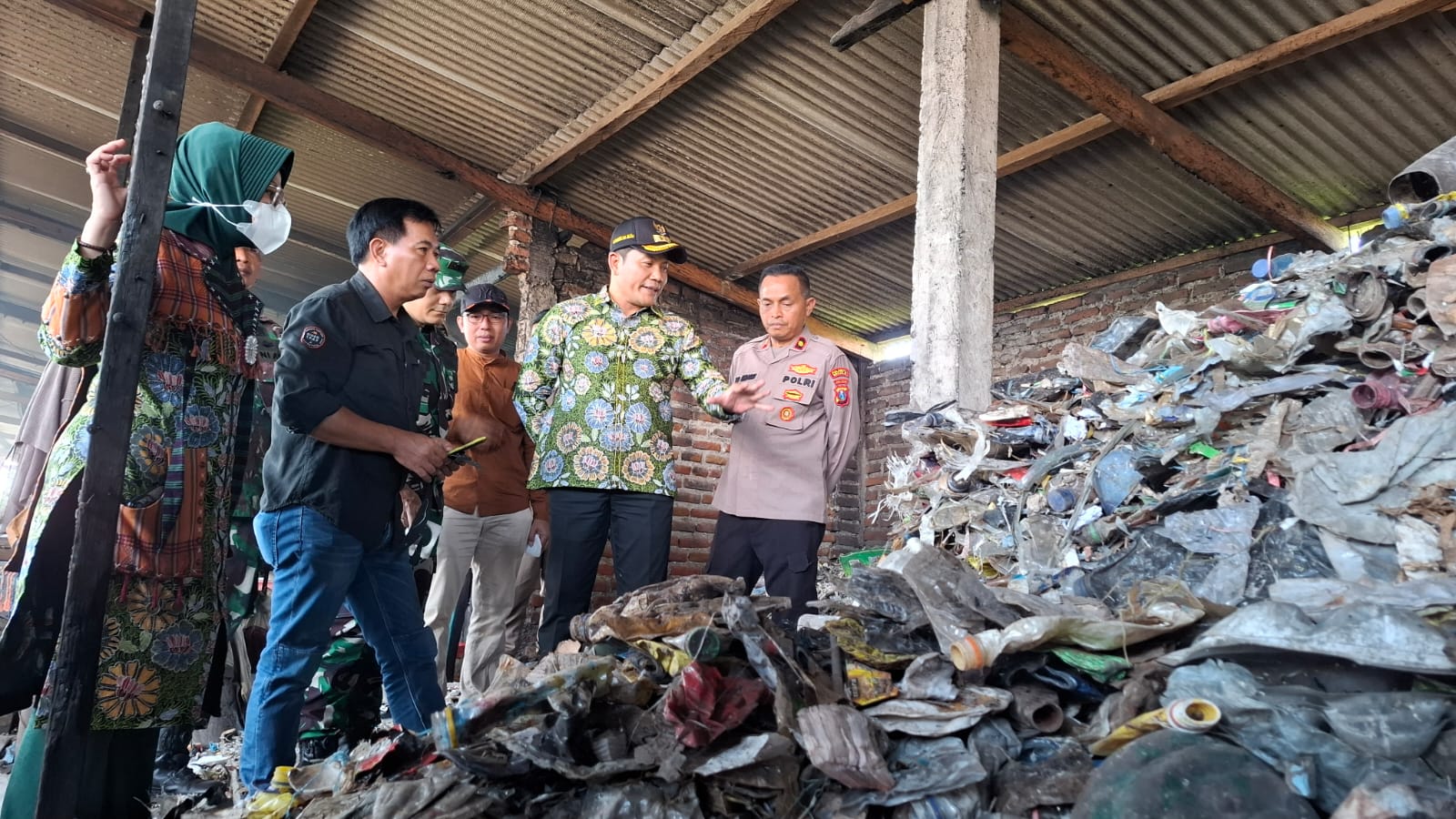 BAHAN BAKAR: Bupati Sidoarjo Subandi melihat sampah platik yang masih menumpuk di tempat pembuatan tahu Desa Tropodo, Kecamatan Krian. (M SAIFUL ROHMAN/RADAR SIDOARJO)