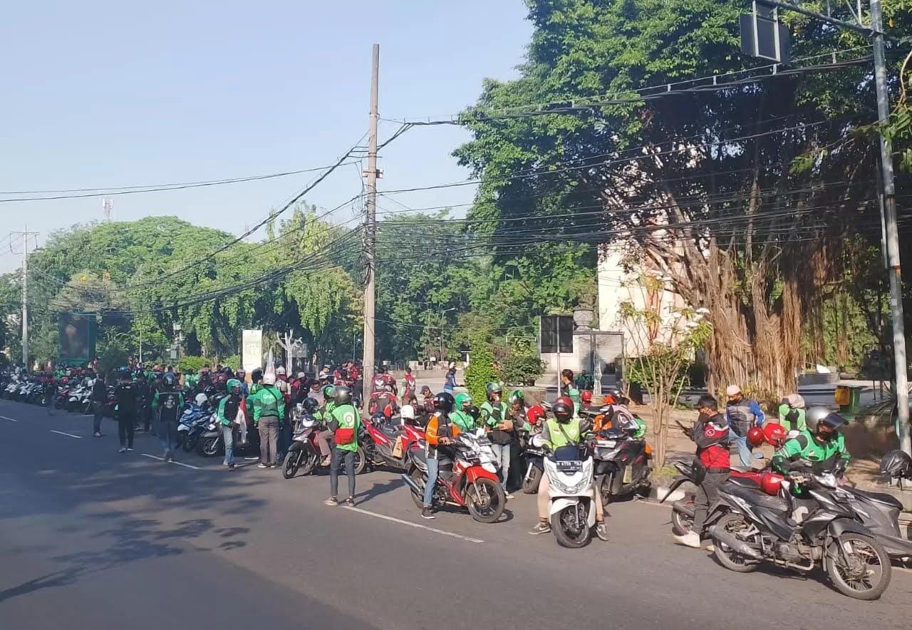 SERENTAK: Peserta aksi demo ojol saat berkumpul di Alun-alun Sidoarjo tahun lalu. (IST/RADAR SIDOARJO)