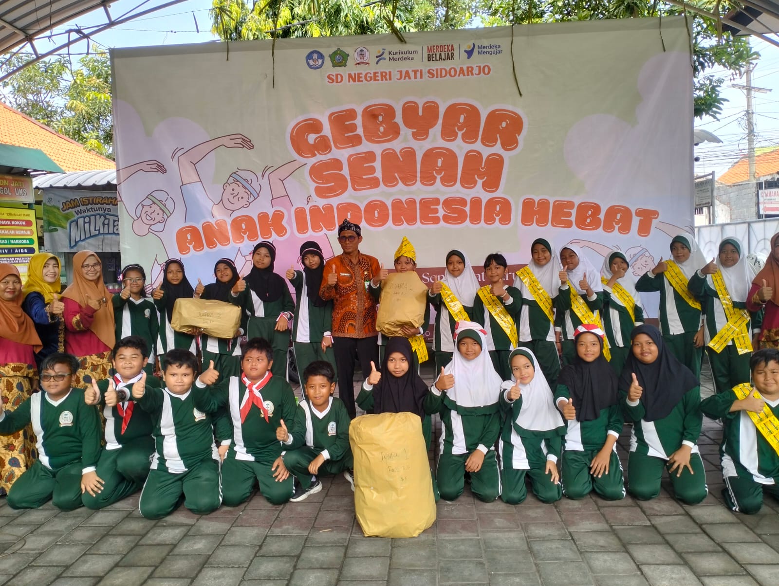 BERPRESTASI: Foto bersama para guru dan siswa SDN Jati Sidoarjo saat penerimaan hadiah. (ANAS/RADAR SIDOARJO)