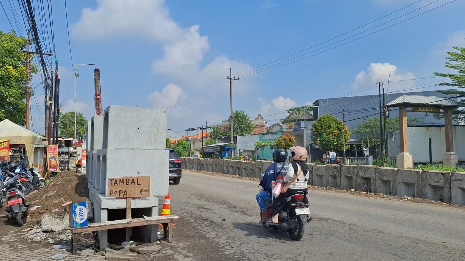 DIMULAI : Proyek betonisasi ruas Gedangan - Sedati mulai dilakukan Pemkab Sidoarjo. Jalan ini akan terhubung dengan frontage road. (M SAIFUL ROHMAN/RADAR SIDOARJO)  &nbsp;