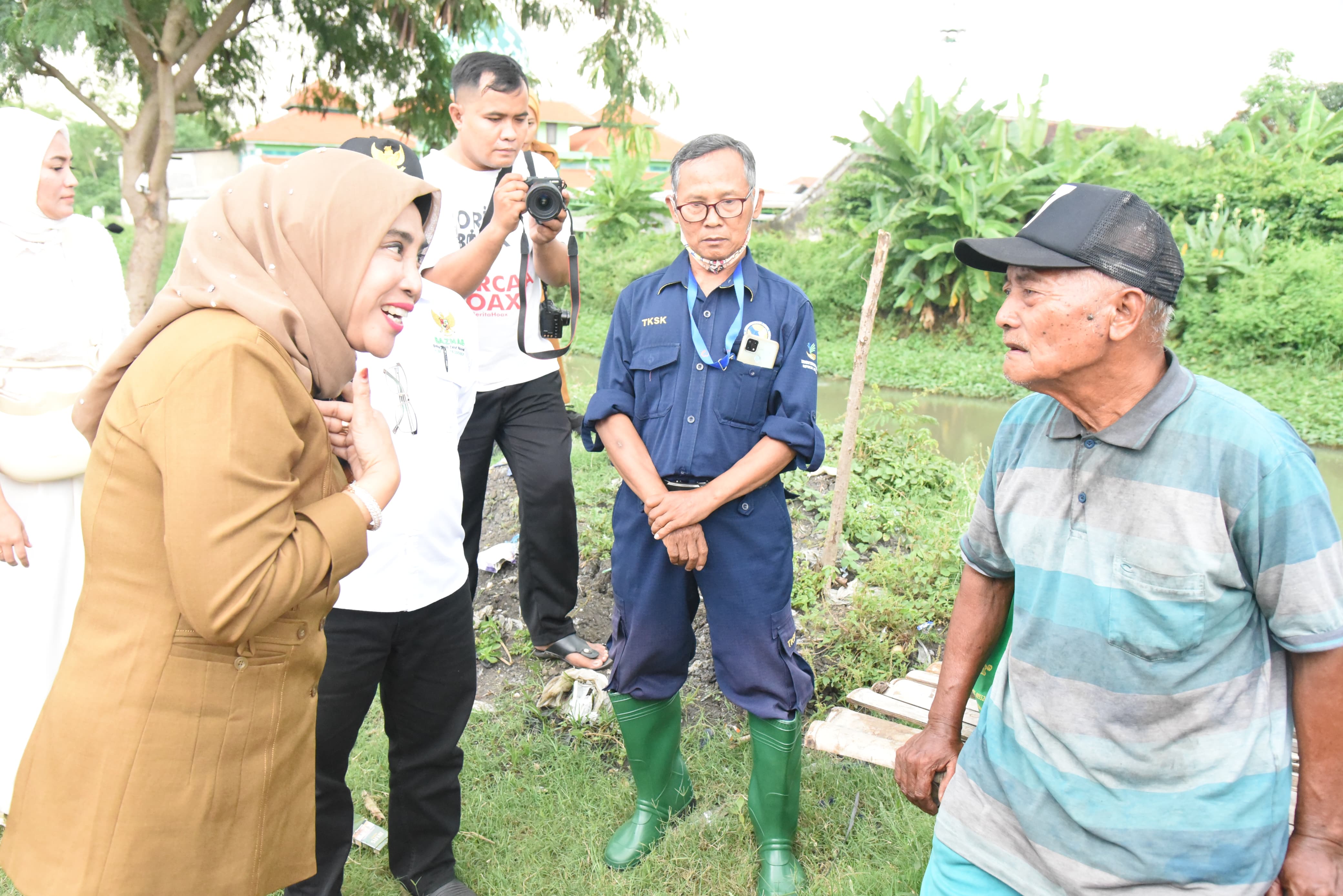 PEDULI: Wakil Bupati Sidoarjo Mimik Idayana saat bertemu dengan Tasripan warga Desa Ketapang, Tanggulangin. (IST)
