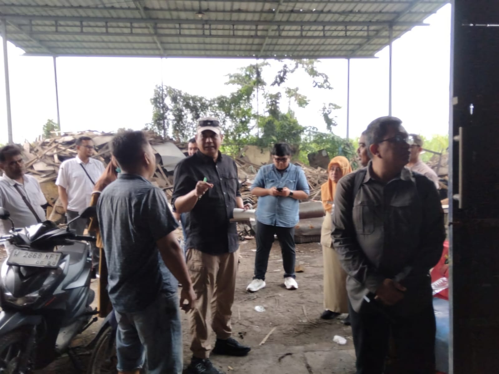 MEMANTAU: Tim dari DLHK Sidoarjo saat meninjau aktivitas produksi tahu di Desa Tropodo. (M SAIFUL ROHMAN/RADAR SIDOARJO)