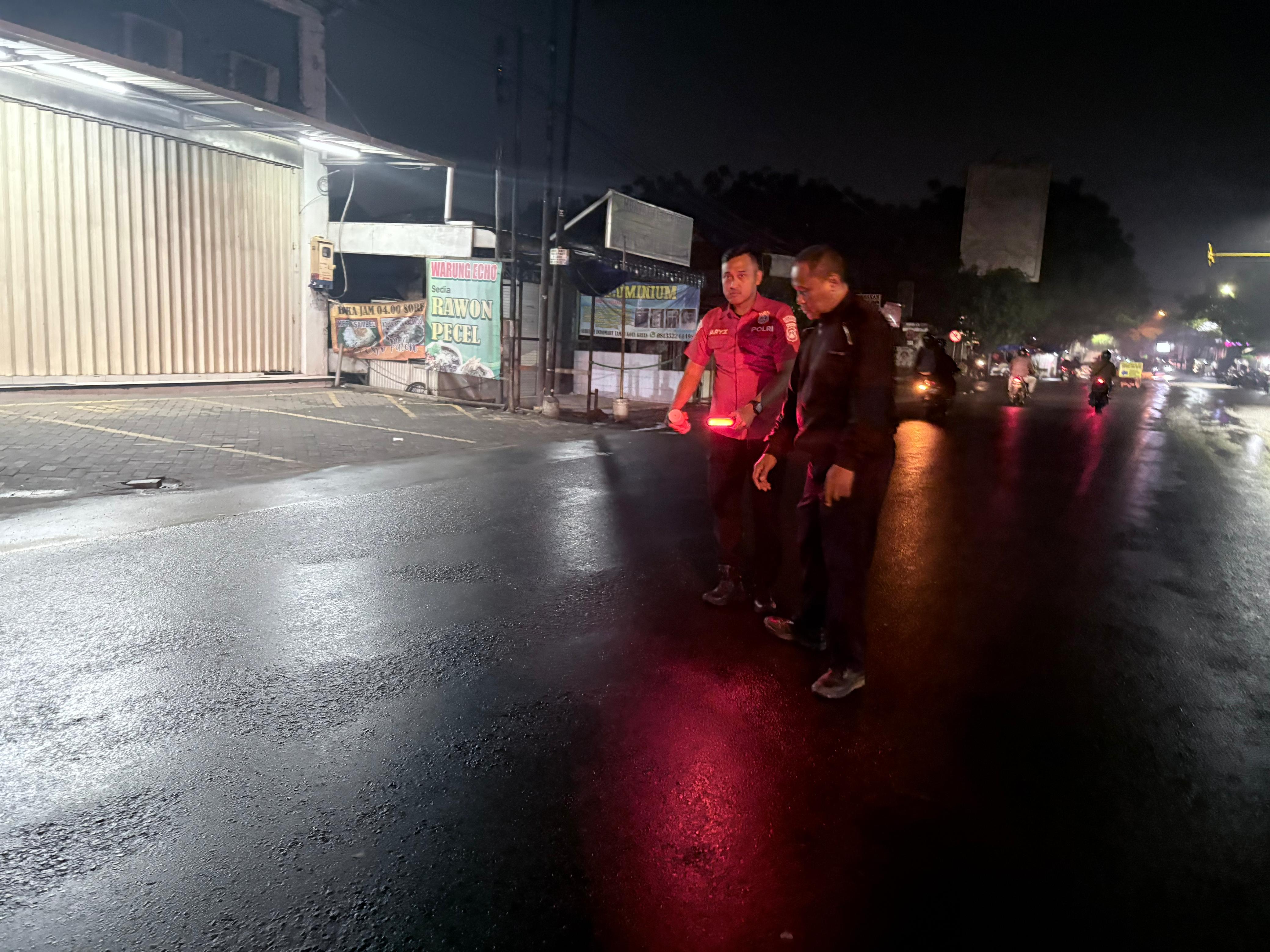 OLAH TKP: Polisi sedang berada di lokasi kejadian kecelakaan di Jalan Raya Bibis, Krian.