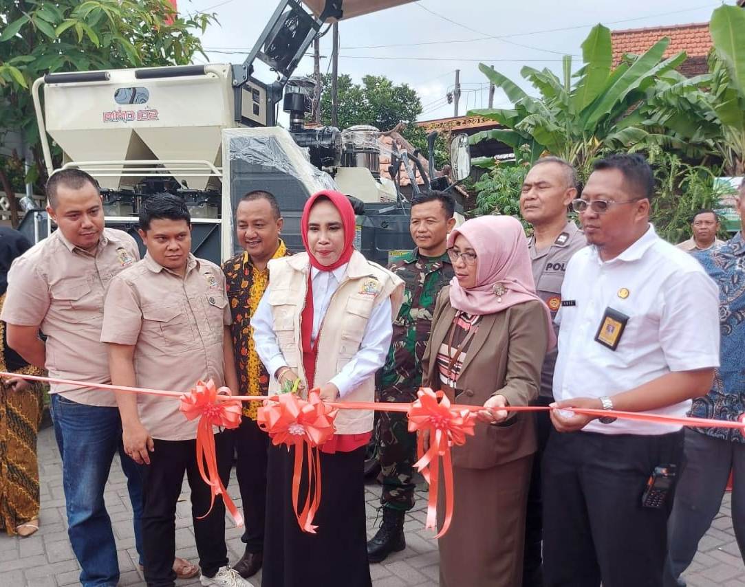 PENYERAHAN : Kades Pertapan Maduretno, Heru Sutiyo (tiga dari kiri) bersama Wabup Sidoarjo Mimik, Selasa (20/5). (DIKY SANSIRI/RADAR SIDOARJO)