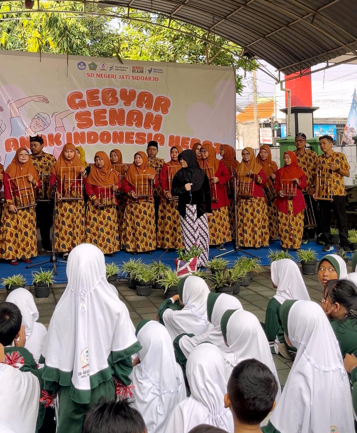 KOMPAK: Para guru SDN Jati Sidoarjo saat menampilkan grup&nbsp;angklung Senja Berakar di hadapan siswa.&nbsp;