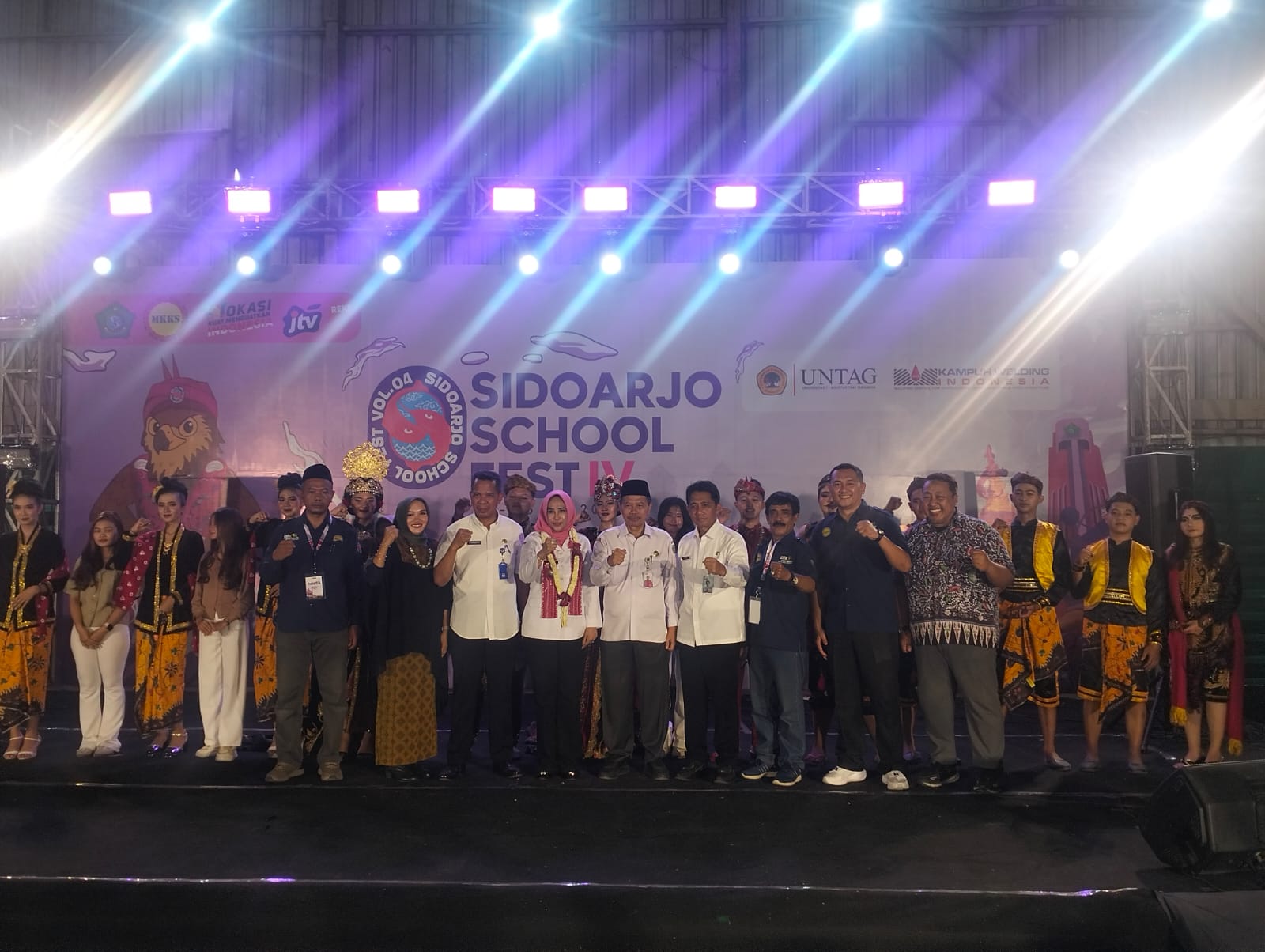 FOTO BERSAMA: Wakil Sidoarjo Mimik Idayana bersama stakeholder dan para undangan kegiatan Sidoarjo School Festival lV. (ANAS/ RADAR SIDOARJO)