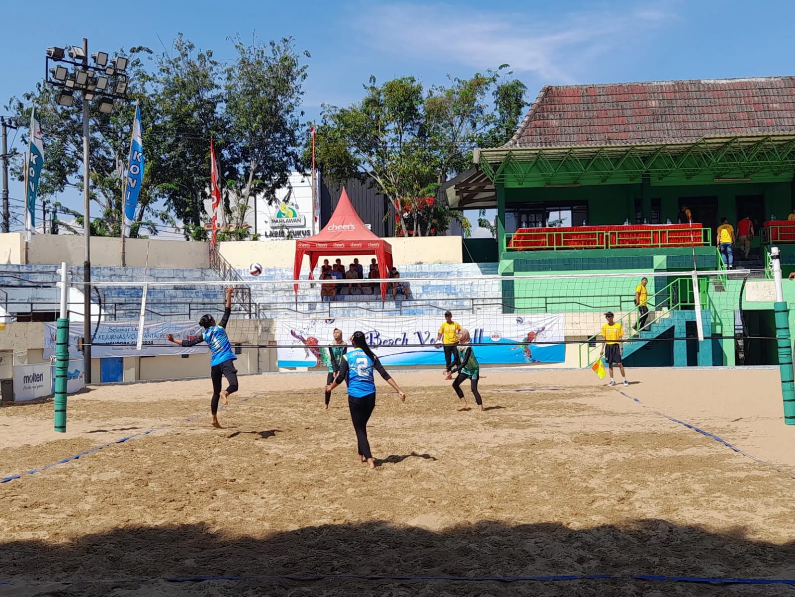 GRATIS: Salah satu veneu voli pantai di GOR Delta Sidoarjo. Pemkab Sidoarjo fasilitasi atlet berlaga di Proprov Jatim dengan venue gratis. (M SAIFUL ROHMAN/RADAR SIDOARJO)