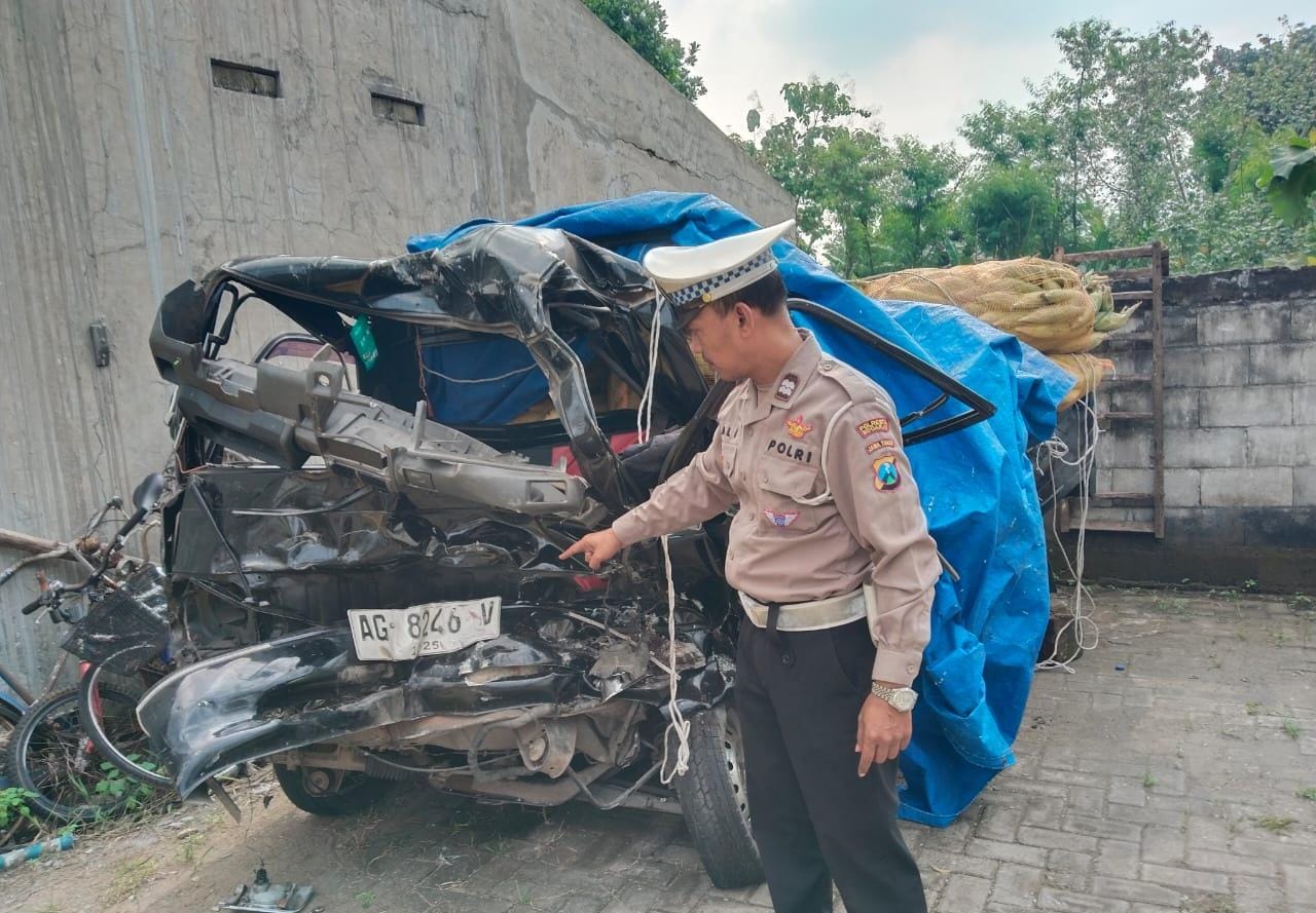 RINGSEK: Pikap muat jagung kondisinya rusak parah.