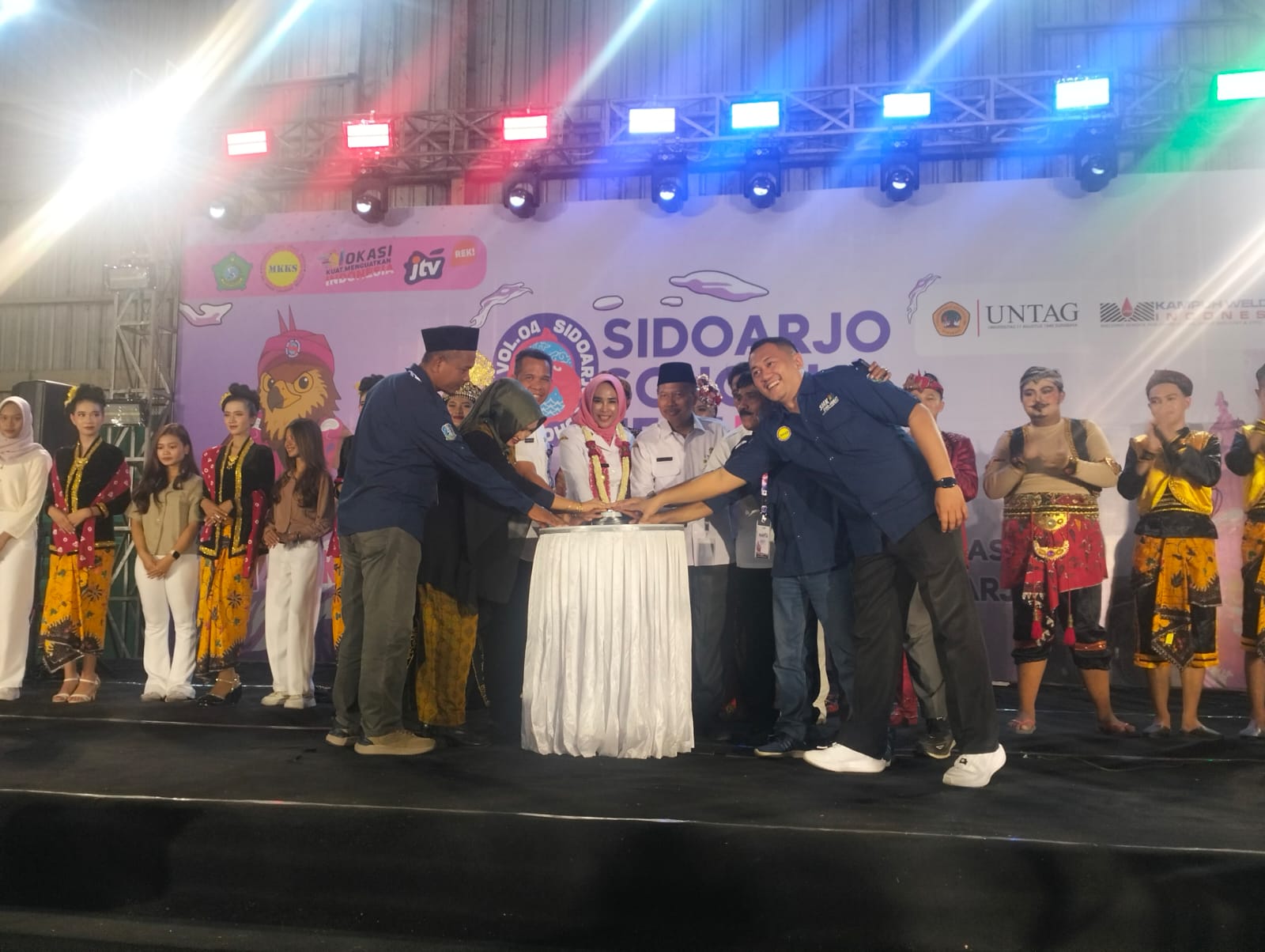 APRESIASI: Wakil Bupati Sidoarjo Mimik Idayana bersama stakeholder terkait membuka acara Sidoarjo School Festival IV di Lapangan Tenis Indoor GOR. (ANAS/RADAR SIDOARJO)