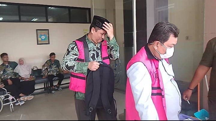 HUKUMAN : Kades Trosobo Heri Achmadi (memakai kopyah) usai persidangan di Tipikor Surabaya di Sedati. Sidang kasus dugaan pungli PTSL di Desa Trosobo, Sidoarjo. (DIKY PUTRA SANSIRI/RADAR SIDOARJO)