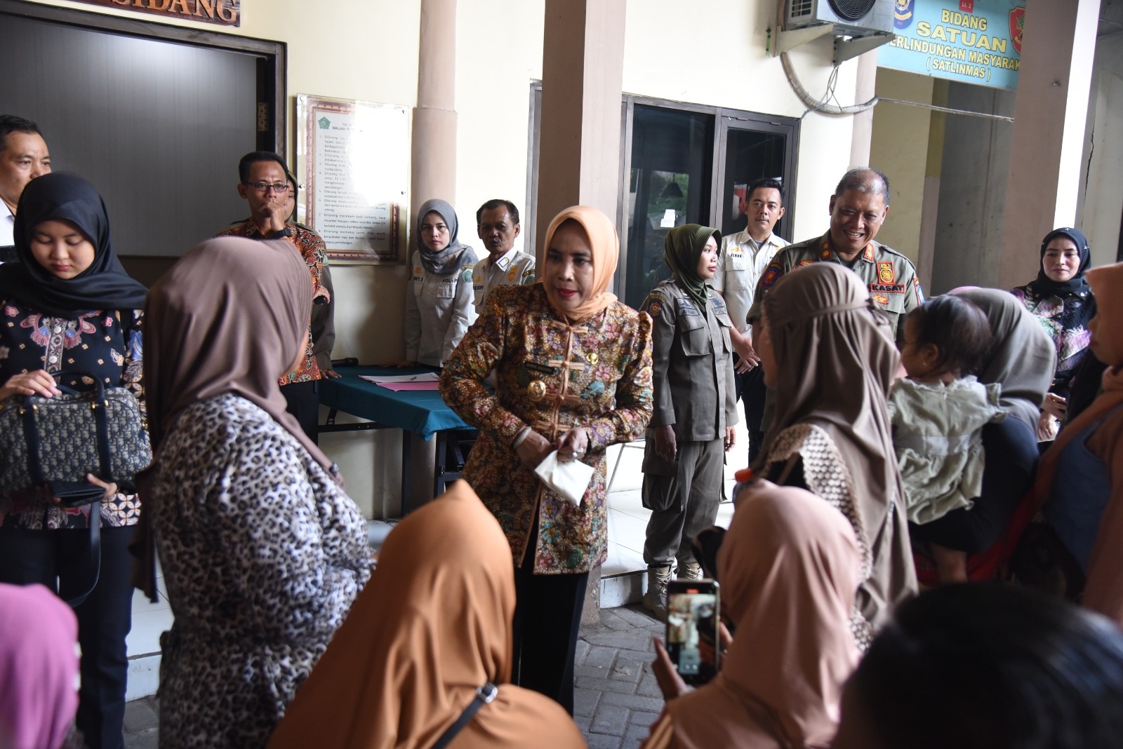 DITATA: Wakil Bupati Sidoarjo Mimik Idayana sempat menemui para PKL sesaat sebelum sidang dimulai di Kantor Satpol PP Sidoarjo, Kamis (22/5).
