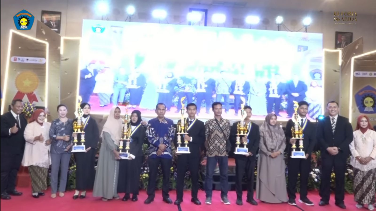 HEBAT: Lulusan terbaik SMK Krian 2 Sidoarjo 2025 ditemani orang tua menerima apresiasi dari sekolah. (ANAS/RADAR SIDOARJO)