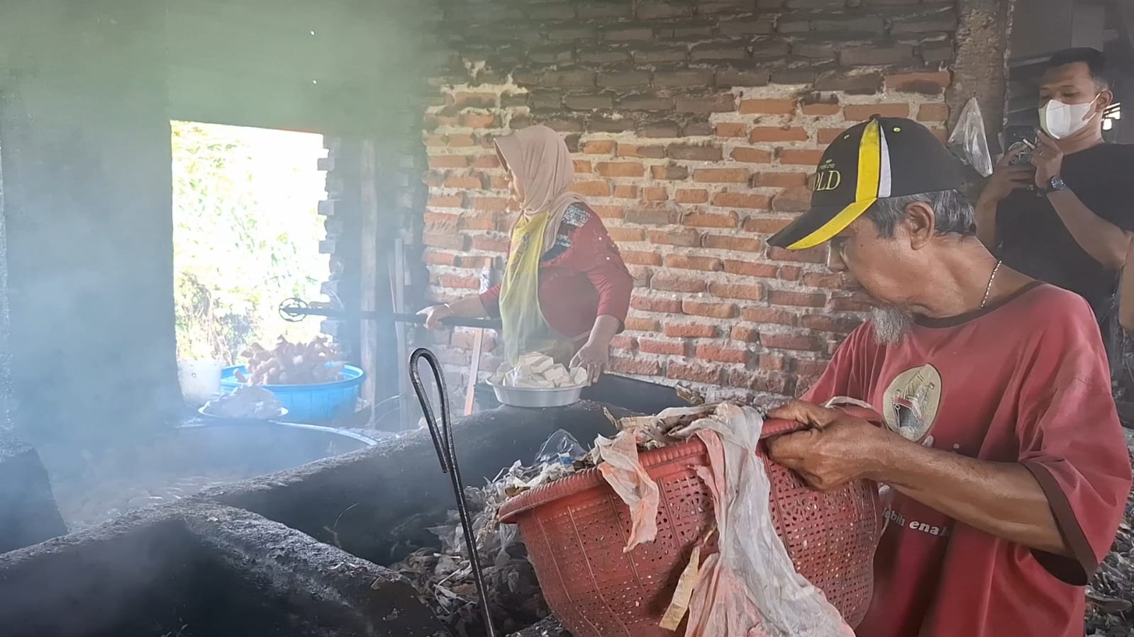 PENCEMARAN: Pengusaha tahu Desa Tropodo menggunakan sampah plastik sebagai bahan bakar penggorengan. (M SAIFUL ROHMAN/RADAR SIDOARJO)