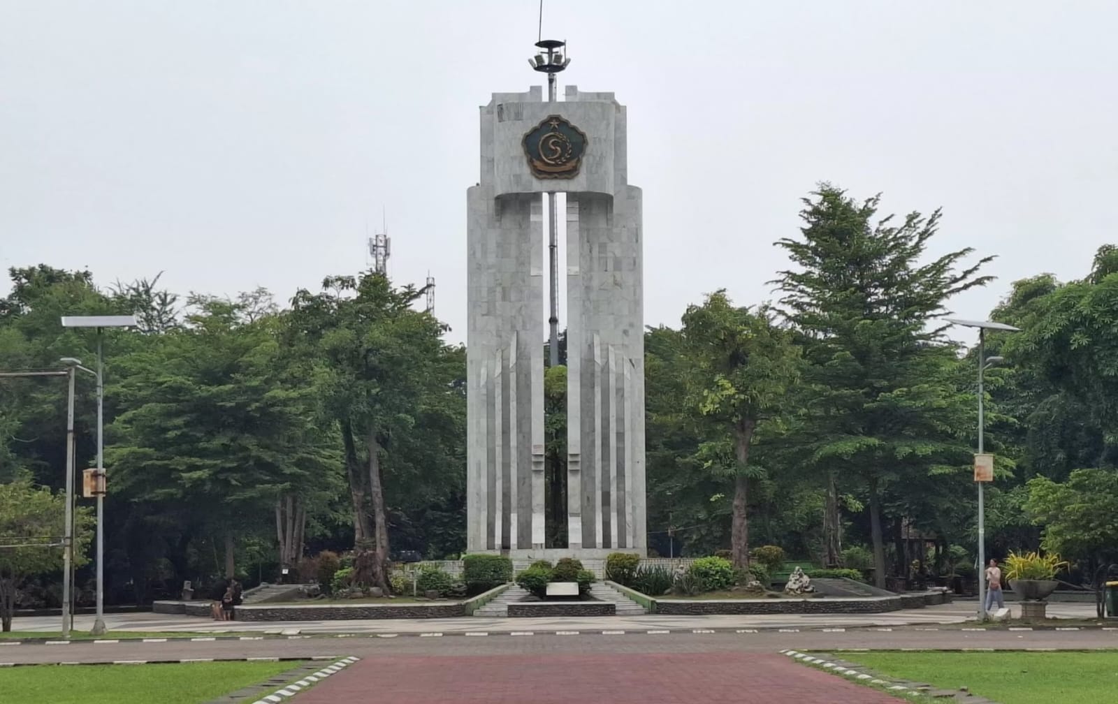 DIPERCANTIK: Alun-alun Sidoarjo yang akan direvitalisasi bulan ini. Ada beberapa fasilitas baru yang dibangun di lokasi ini. (M SAIFUL ROHMAN/RADAR SIDOARJO)