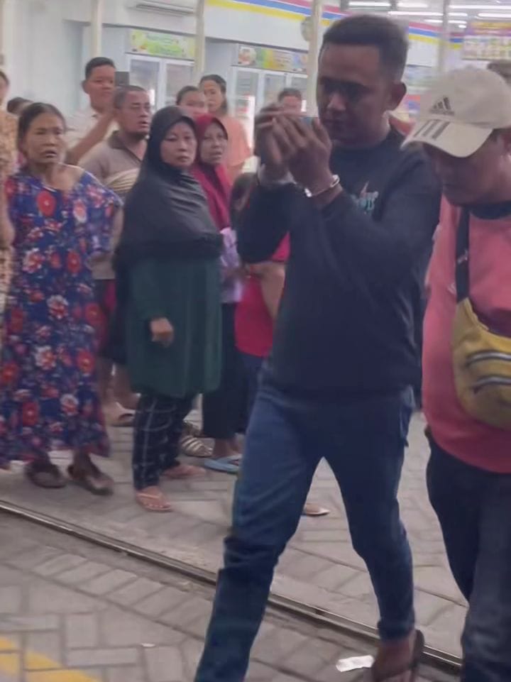 MENYERAH : Pelaku (baju hitam diborgol) saat diamankan polisi dari dalam minimarket di Lajuk, Porong. Ia tepergok curi sembako. (IST/RADAR SIDOARJO)