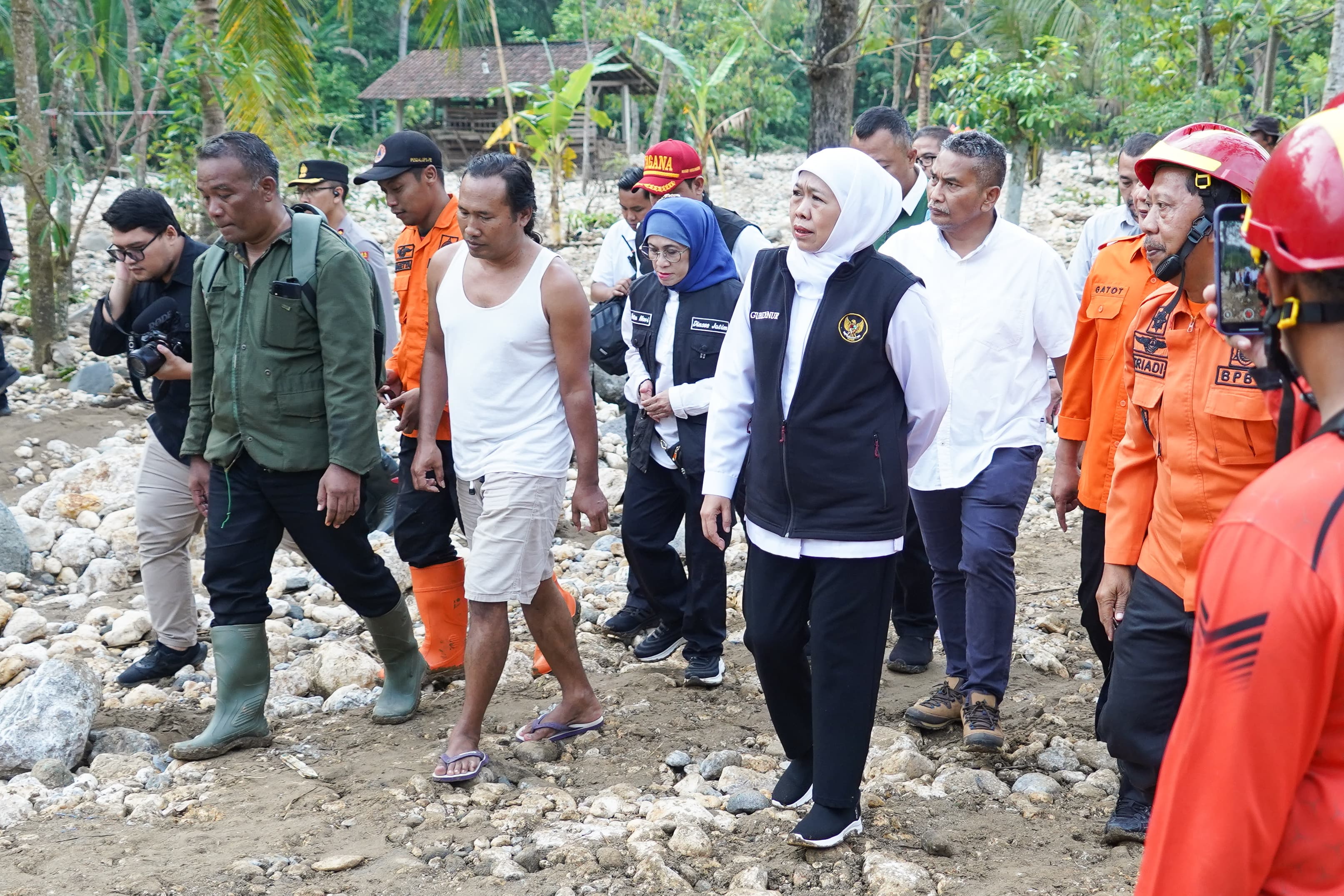 GERAK CEPAT: Gubernur Jawa Timur Khofifah Indar Parawansa saat melihat kondisi bencana tanah longsor di Desa Depok, Kecamatan Bendungan, Kabupaten Trenggalek.
