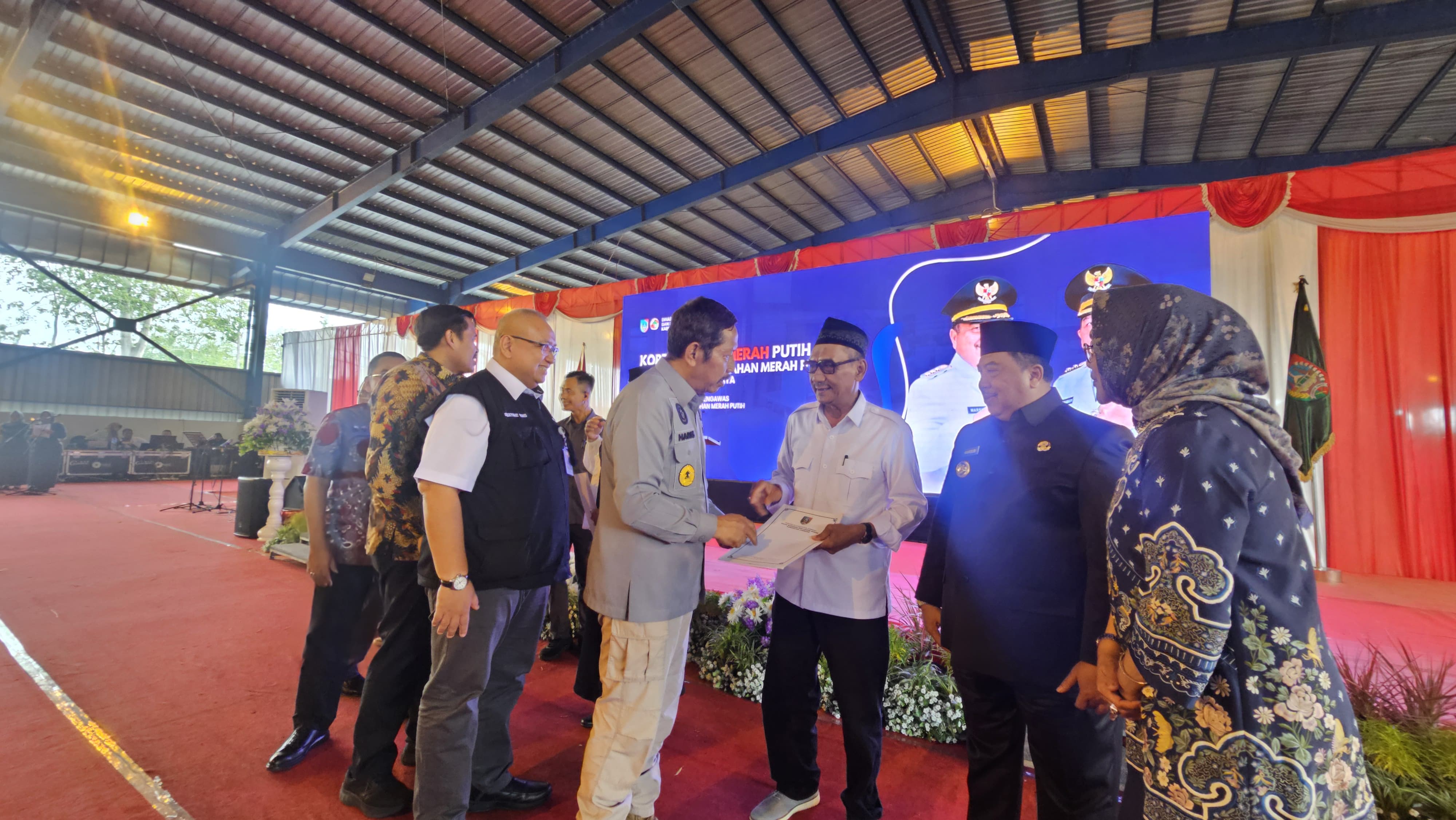 GERAK CEPAT: Kakanwil Kemenkum Jatim, Haris Sukamto&nbsp;menyerahkan Akta Pendirian Koperasi Merah Putih&nbsp;disaksikan&nbsp;Bupati Jombang Warsubi (dua dari kanan).