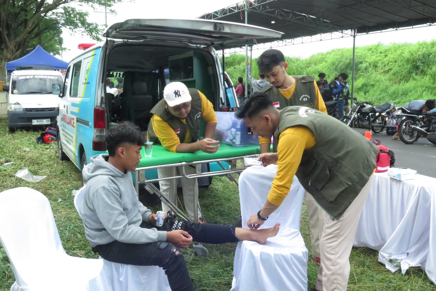 JADI MITRA: Petugas medis RS As-Sakinah saat menangani peserta balap motor herex yang jatuh. (M SAIFUL ROHMAN/RADAR SIDOARJO)