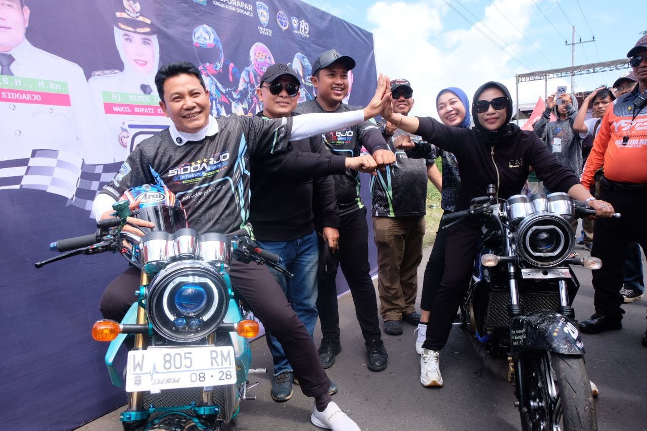 KOMPAK: Bupati Sidoarjo Subandi dan Wakil Bupati Sidoarjo Mimik Idayana saat menghadiri latihan bersama komunitas pecinta balap motor dalam acara Sidoarjo Dragbike Street Race 2025, Sabtu (24/5).