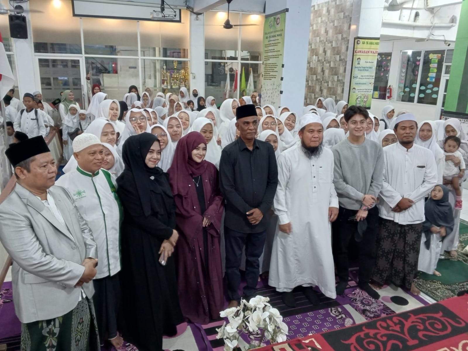 SILATURAHMI: Pengasuh Pondok Pesantren Jabar Noer Misbahuddin saat menyambut Sultan Malaysia, Salim bin Abdul Rahman. (ANAS/RADAR SIDOARJO)