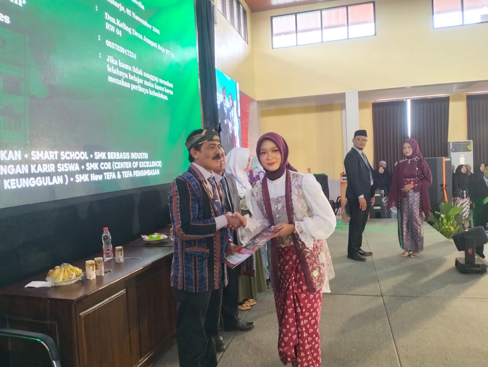 BANGGA: Kepala SMK YPM 8 Sidoarjo Kisyanto saat proses pelepasan siswa. (ANAS/RADAR SIDOARJO)