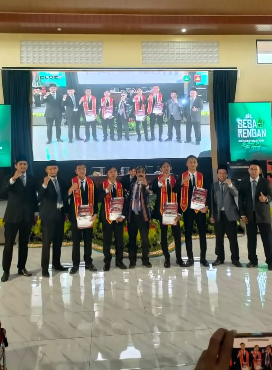 KOMPAK: Kepala SMK YPM 8 Sidoarjo, Kisyanto (tengah) didampingi siswa berprestasi bersama dewan guru dalam kegiatan pelepasan siswa -siswi. (ANAS/RADAR SIDOARJO)