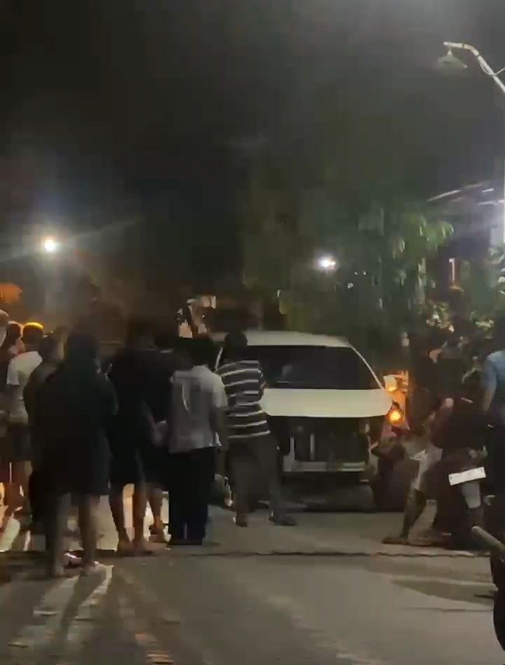 BERHENTI : Mobil Xenia diamankan di Perumahan Mentari Bumi Sejahtera, Candi, Sabtu (24/5) malam. Mobil dikejar Sat PJR Polda Jatim saat ini diamankan Satlantas Polresta Sidoarjo. (IST/RADAR SIDOARJO)