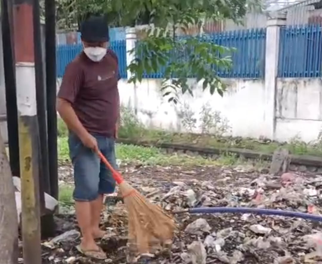 EFEK JERA : AB, pembuang sampah sembarangan disanksi sosial di Flayover Trosobo, Taman, Sidoarjo. (IST/RADAR SIDOARJO)