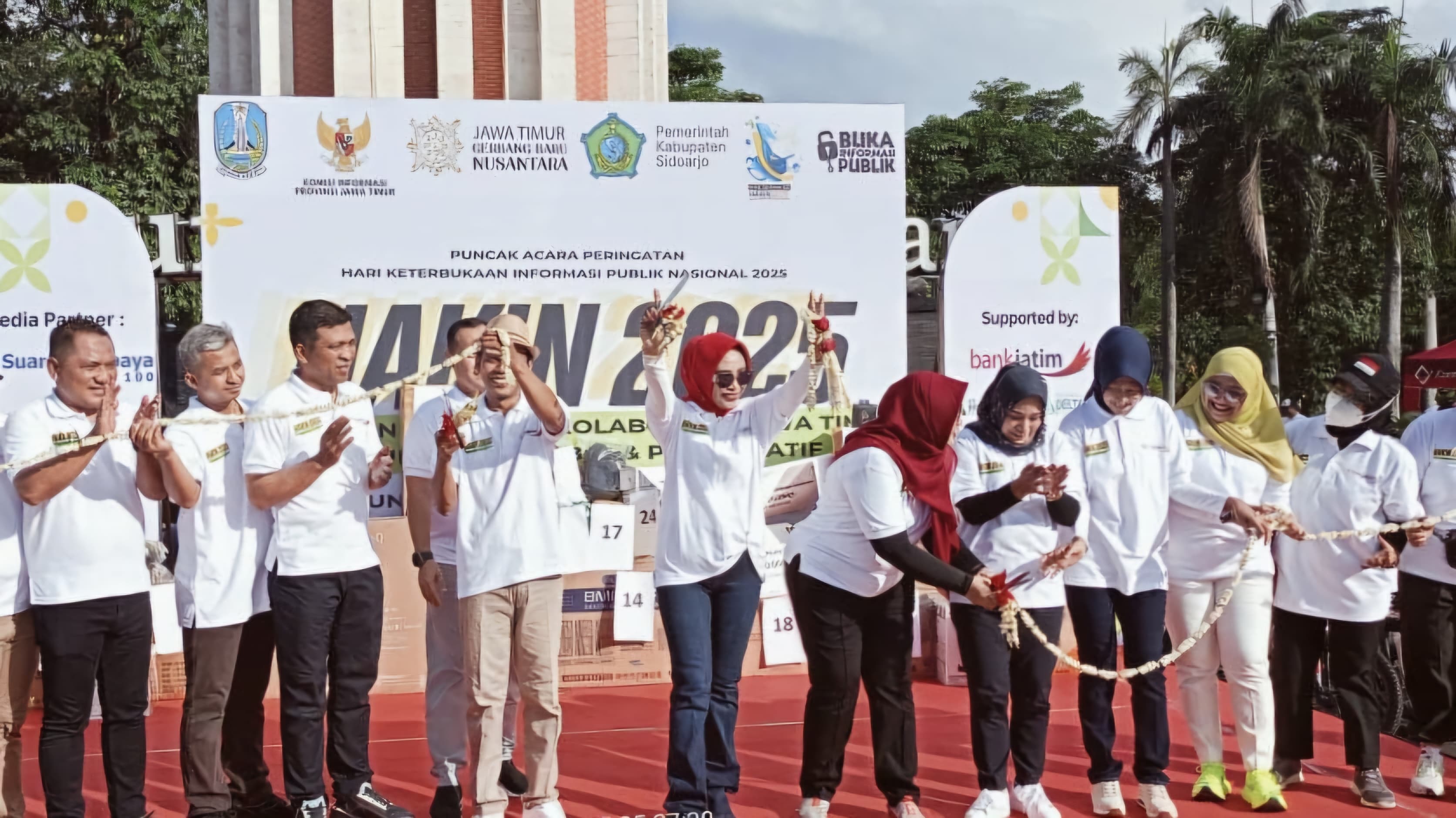 TRANSPARANSI: Wabup Sidoarjo, Mimik Idayana saat membuka kegiatan HAKIN 2025 di Alun-Alun Jayandaru. (M SAIFULROHMAN/RADAR SIDOARJO)