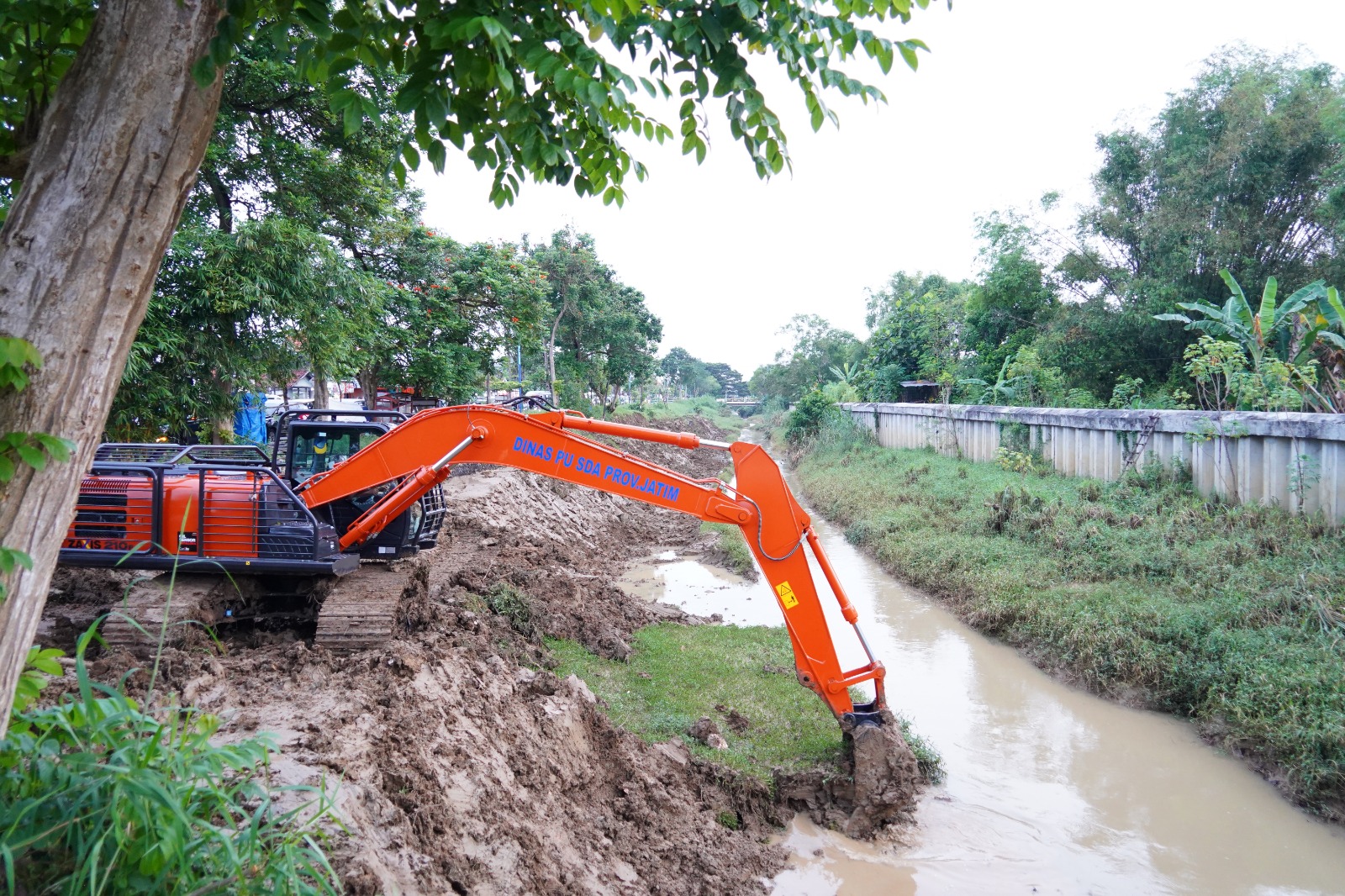 GERAK CEPAT: Khofifah langsung turunkan alat berat normalisasikan sungai atasi banjir Pamekasan.