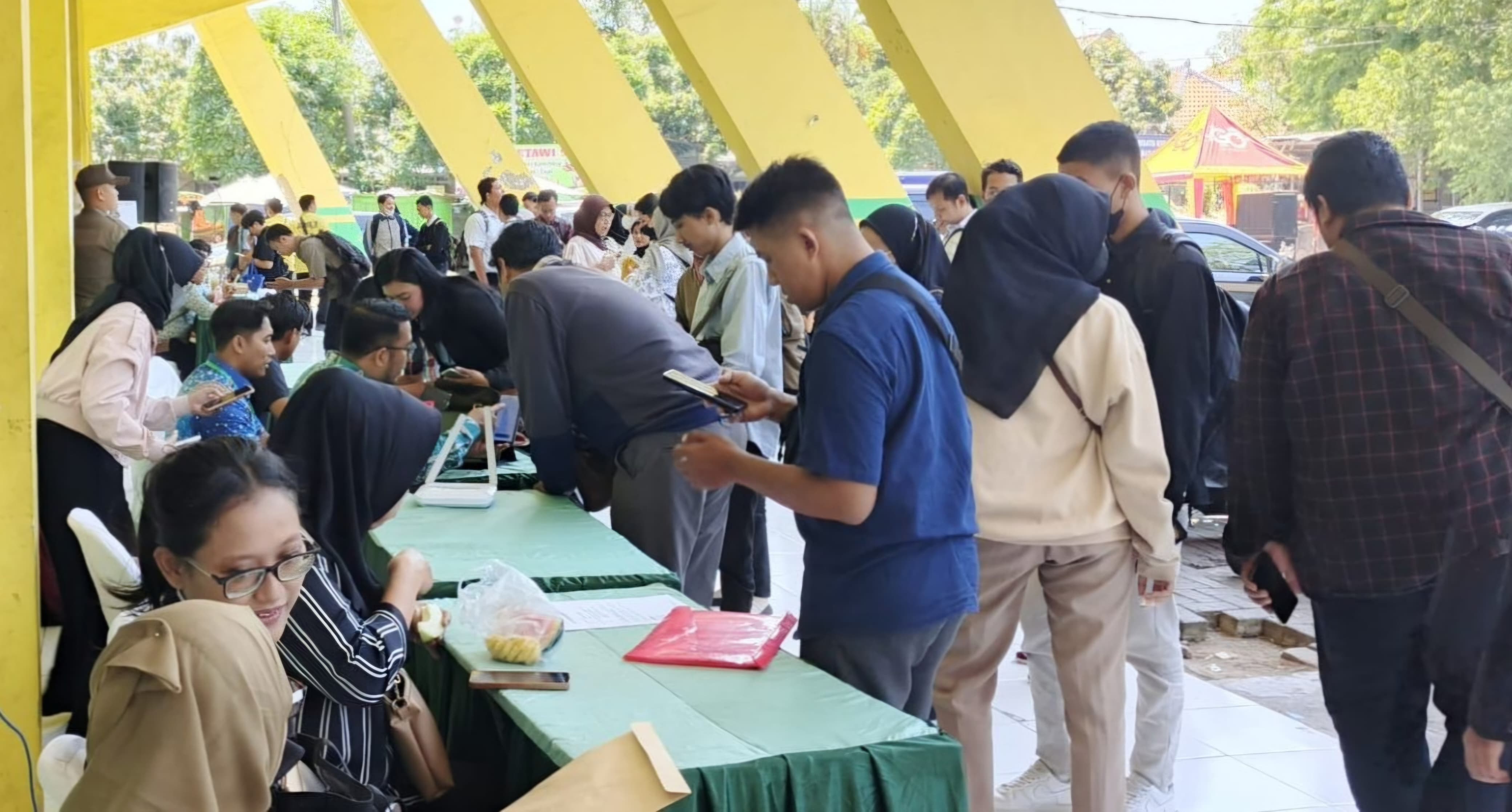 MEMBELUDAK: Pencari kerja saat memadati kegiatan Job Fair 2024 di GOR Sidoarjo. (IST)