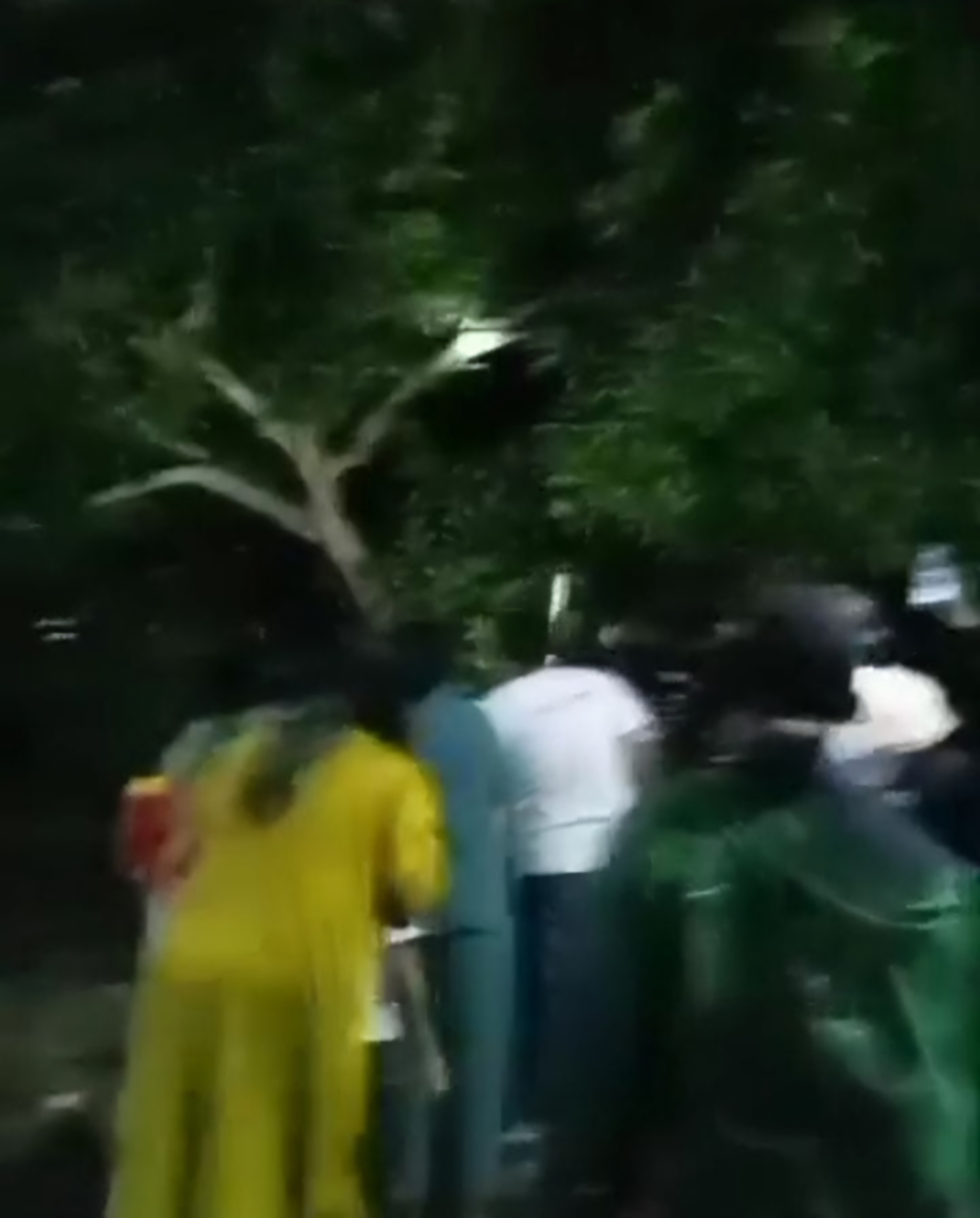 PANIK : Warga sedang mencari keberadaan ZA di Pekarungan, Sukodono, Sidoarjo. Bocah SD ini diduga digondol kuntilanak hingga gegerkan warga. (IST/RADAR SIDOARJO)