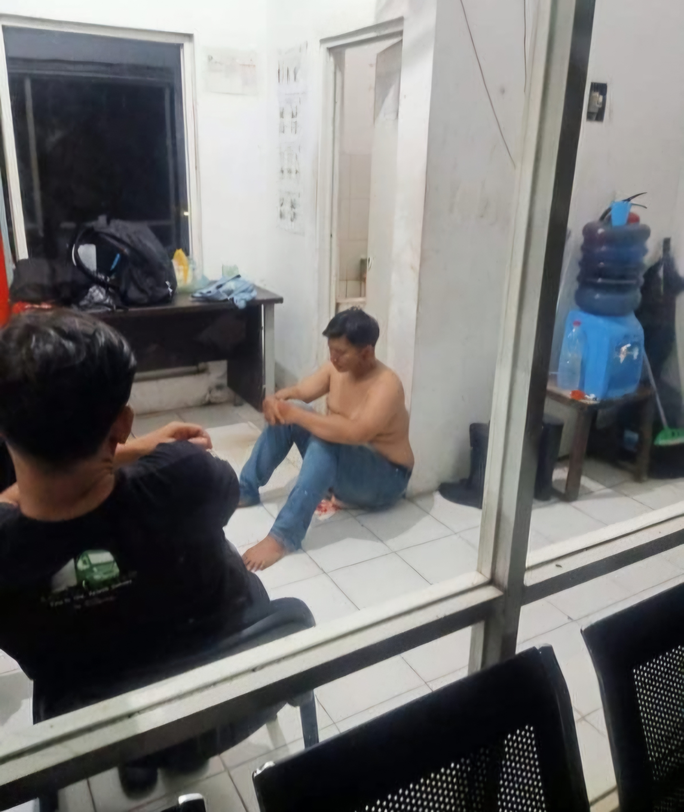 LEMAS : Pelaku pencurian kotak amal di Pagerwojo, diamankan sekuriti Perumahan The Taman Dhika Buduran, Sidoarjo. (IST/RADAR SIDOARJO)