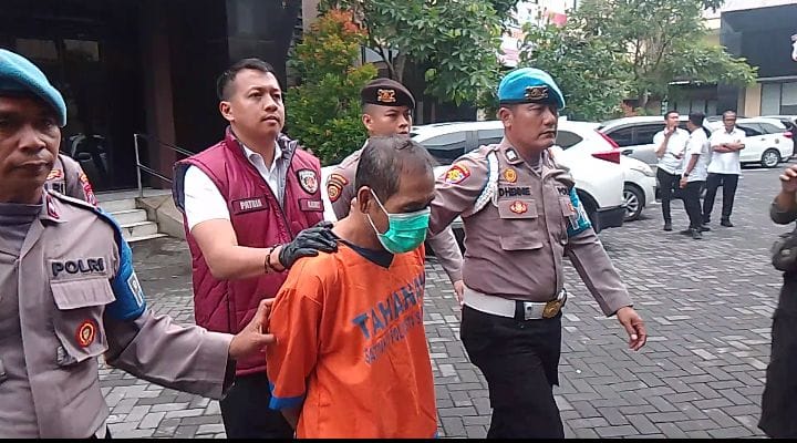 BEJAT: RD saat diamankan polisi di Polresta Sidoarjo, Senin (26/5). (DIKY PUTRA SANSIRI/RADAR SIDOARJO)