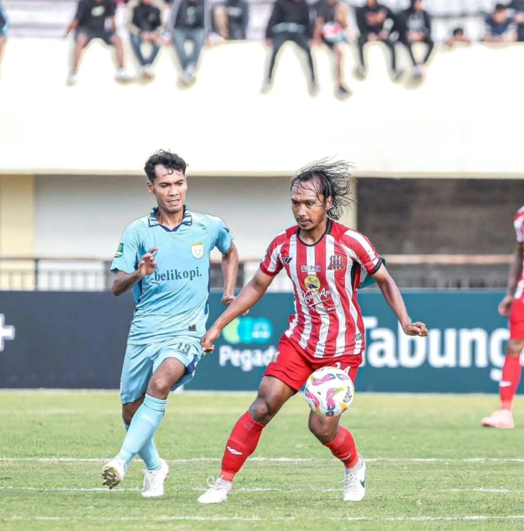 BERTAHAN: Deltras Sidoarjo saat bertemu Persela Lamongan di fase grup Liga 2 musim lalu. (IST)