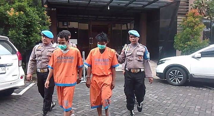 INCARAN MALING: Dua pencuri mobil diamankan di Polresta Sidoarjo. (DIKY SANSIRI/RADAR SIDOARJO)