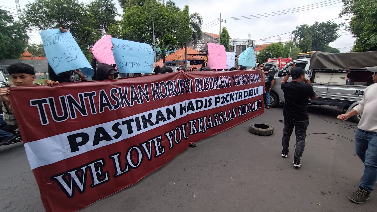ASPIRASI: Puluhan massa menyampaikan aspirasi di depan Kantor Kejari Sidoarjo, Selasa (27/5). (DIKY SANSIRI/RADAR SIDOARJO)